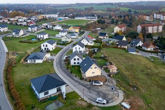 Lunzenau investiert kräftig: Straßenbau, Feuerwehr und Millionen für die Stadtsanierung - Blick auf das Wohngebiet Erich-Weinert-Straße in Lunzenau. Hier können noch einige Grundstücke verkauft werden.