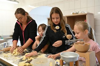 Lunzenau: Kinder gehen der Bienensage von Schloss Rochsburg auf den Grund - Mit der Kohrener Landimkerei konnten die Kinder Honiggebäck backen.