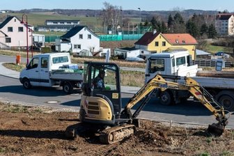 Lunzenau schafft weitere Bauplätze - Im Wohnbaugebiet an der Erich-Weinert-Straße in Lunzenau werden derzeit einzelne Grundstücke an die Stromversorgung angeschlossen, damit die Bauherren noch in diesem Jahr loslegen können. 