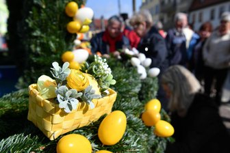 Lunzenau: So schick ist die Osterkrone auf dem Prinz-Lieschen-Brunnen - Gelb, grün, weiß: Diese Farben und noch mehr trägt der Osterschmuck am Brunnen in Lunzenau.