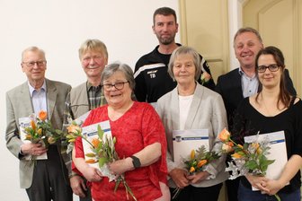 Lunzenau und die stillen Helden: Kommune würdigt das Ehrenamt - Albrecht Lindner, Lothar Markert, Astrid Schreiber, Thomas Barth, Margitta Thom, Bürgermeister Ronny Hofmann und Melanie Peters (v. l.) zum Tag des Ehrenamts in Lunzenau.