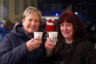 Lunzenauer feiern ihr Neujahrsfest - Steffi Schmelzer (l.) und Hella Kuchner vom Feuerwehrverein versorgten die Gäste mit Getränken.