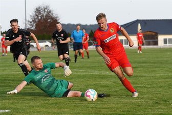 Lunzenauer Fußballer fahren ersten Heimsieg in der Mittelsachsenliga ein - Alexander Dartsch (r.) umkurvt hier den Großwaltersdorfer Torwart Ralph Schreiber und trifft zum 3:2. Der Ex-Profi schnürte am Sonntag einen Dreierpack.