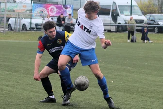Lunzenauer Fußballer selbstkritisch: „Ich hätte schon zehn Tore machen müssen“ - Jonny Glatz (l.), hier beim Spiel in Meißen, hat bei den Lunzenauer Fußballern in der Sachsenklasse bislang keine Minute verpasst.