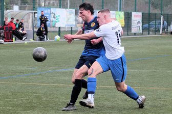 Lunzenauer Fußballtrainer: „Die Jungs zerreißen sich und sind am Limit“ - Der Lunzenauer Torschütze Kevin Glatz (l.) gegen den Meißener Niclas Vieweg.