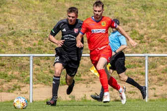 Lunzenauer Fußballtrainer erzürnt: „Wir können froh sein, dass es keine Schlägerei gab“ - TSV-Youngster Nils Seifert (l.), hier im Duell mit Lunzenaus Ludwig Nitsche, schoss den wichtigen zweiten Treffer für die Hausherren.
