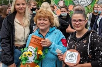 Lunzenauer Oberschule hat neuen Anbau - Marit Schulze, Carolin Endmann und Laura Brauer (v. l.) mit der Zeitkapsel voller Wunschzettel.