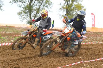 Lunzenauer Rennpilot kommt auch auf der Crosspiste gut zurecht - Freddie Heinrich (r.) bei seinem Stoppelcross-Debüt in Zumroda.