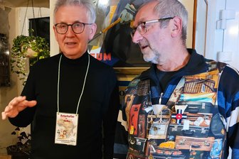 Lunzenauer Satirekommune bekommt einen Roland und einen Botschafter in Afrika - Jens Hering (li.) ist beim Neujahrsempfang von Bürgermeister Matthias Lehmann als „Botschafter für Afrika“ vorgestellt worden.