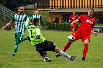 Lunzenauer Trainer: „Das wird ein extrem spannendes Spiel“ - Keine Tore im Hinspiel: Hier klärt TSV-Schlussmann Danny Hammermüller vor dem Lunzenauer Franz Gebhart (r.).