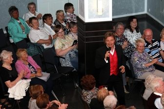 Lunzenauerin erlebt ihr 450. Giovannini-Konzert - Rudy Giovannini geht gern während des Konzertes durch das Publikum, um seine Freunde zu begrüßen.