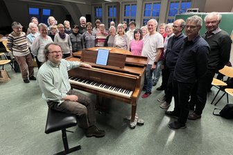 Lust auf Chor? Die „Geyers“ aus Chemnitz suchen neue Mitglieder - Das Florian-Geyer-Ensemble mit Chorleiter Frank Meier am Klavier.