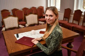 Lust auf Hochzeit 2025? Wo das zwischen Rochlitz und Penig möglich ist - Teresa Ehmen, hier im Trauzimmer im Lunzenauer Rathaus, ist neue Standesbeamtin in Lunzenau.