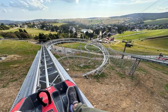 Lust auf Spaß und Unbekanntes? – Diese neuen Attraktionen im Erzgebirge sorgen im Sommer für den besonderen Kick - Für den besonderen Kick: Den schönen Ausblick gibt es bei der Fahrt mit dem „O’thal Coaster“ gratis dazu.