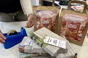 Lust auf überraschenden Lesestoff? – Aktionswochen in der Stadtbibliothek Schwarzenberg - Die ersten Überraschungsbücher sind verpackt und in Tüten zum Mitnehmen verstaut.