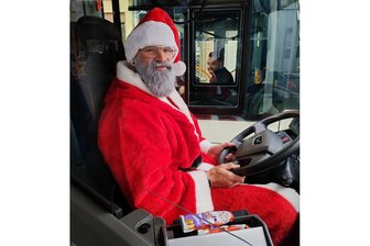 Lustige Aktion erntet Hunderte Facebook-Likes: Warum in Zwickau der Weihnachtsmann den Bus fährt - Busfahrer Matthias Pirgl hat als Weihnachtsmann die Zwickauer Fahrgäste in frohe Stimmung versetzt.