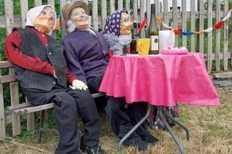 Lustige Strohpuppen begrüßen Gäste zum Schul- und Heimatfest in Gahlenz - 