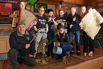 Lustspiel entführt in Kochshow - Akteure des Falkenauer Sommertheaters bei der Probe auf der Bühne der Rochhausmühle Grünhainichen, auf der am Sonnabend das umgearbeitete Weihnachtsstück auf die Bretter kommt.