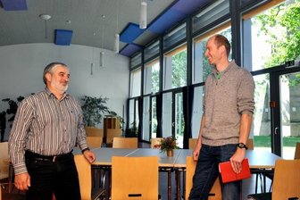 Luther-Saal in Treuen soll öffentlich bleiben - Pfarrer Stefan Konnerth (links) und Gestalter Claudius Hartmann im Martin-Luther-Saal: Künftig sollen hier die Hortkinder der im gleichen Gebäude untergebrachten Kita Schatzinsel betreut werden. Um trotzdem die öffentliche Nutzung zu gewährleisten, müssen flexible Trennwände und Ähnliches nach Hortende entfernt werden.
