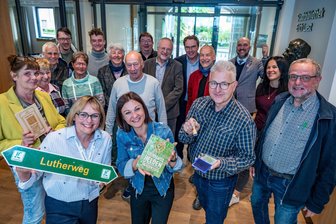 Lutherweg Sachsen: Bonusprogramm für Pilger in Mittweida vorgestellt - Menschen, die sich für den Lutherweg engagieren, haben sich in der Mittweidaer Stadtbibliothek getroffen und ihre Ideen ausgetauscht.