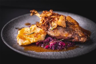 Luxus-Gut Gänsebraten: Warum ein Restaurantbesuch mehr als Essen ist - Gänsebraten mit Rotkohl und Klößen ist nicht nur ein Weihnachtsessen, sondern kommt auch am Martinstag vielerorts auf den Tisch.