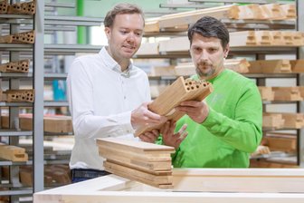Luxushotel Adlon gehört zu ihren Kunden: Bei dieser Plauener Traditionsfirma übernimmt die vierte Generation den Staffelstab - Zunehmend nachgefragt sind Brandschutzfenster und -türen. Hierfür werden spezielle Rahmen produziert, wie Maximilian Grünbeck und Mirko Zerler (rechts) zeigen.