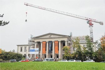 Luxuswohnen im Chemnitzer Kulturpalast - der Rohbau steht - Die Richtkrone für den Kulturpalast schwebt ein.