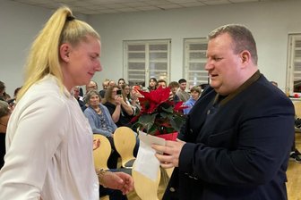 LV 90 Erzgebirge blickt zurück auf ein erfolgreiches Jahr - Olympia-Teilnehmerin Katharina Maisch wurde in Gelenau noch einmal von LV-90-Präsident Knut Schreiter mit einem kleinen Präsent geehrt.