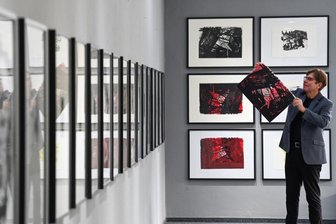 Mäandernde Gedankengänge eines Künstlers auf Papier - Bernd Weise platziert Arbeiten von Carlfriedrich Claus in seiner Galerie am Rosenhof. Bis Mitte Januar zeigt er dort begleitend zur Ausstellung in den Kunstsammlungen Werke des 1998 in Chemnitz gestorbenen Künstlers. 
