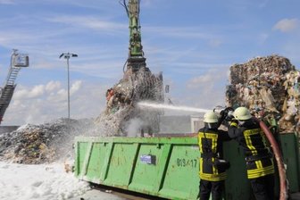 
              <p class="artikelinhalt">Ein Bagger greift den Müll, die Feuerwehr löscht die schwelenden Batzen, aus denen auch Flammen schlagen, mit Schaum. Auf dem Gelände sah es teilweise aus, als hätte es geschneit.  </p>
            