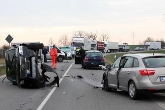 Mülsen: Lkw und drei Pkws kollidieren - zwei Verletzte -
