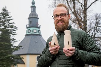 Stolz präsentiert Sven Reichelt vor der Seiffener Bergkirche die fertigen Rauchfiguren. Foto: Kristian Hahn