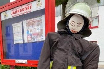 Mach dich auf die Socken: Jahnsdorfer feiern Straßenparty - Zum Sockenfest in Jahnsdorf sind auch die Feuerwehrleute dabei: Hier wurde eine Puppe aufgestellt. 