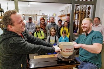 "Mach dich ran": Neudorfer Weltmeister zieht MDR-Moderator über den Tisch - Keine Chance hatte Moderator Mario D. Richardt (links) beim Suppentopfziehen in Neudorf gegen den amtierenden Weltmeister in dieser Disziplin: Jonny Schmiedel aus Neudorf. 