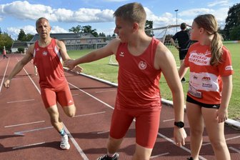 Machen es Pausen anstrengender? Das erzählen die Eltern-Kind-Duos vom Treuener Stundenpaarlauf - Als Vater-Sohn-Team haben Markus (hinten) und Chris Pätz aus Treuen den Halbstundenlauf mit 8.820 Metern gewonnen.