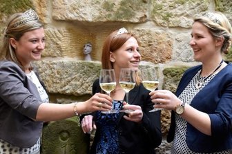 Machen Frauen besseren Wein? - Friedlinde Gurr-Hirsch - Drei Hoheiten unter sich: Sachsens Weinprinzessin Anna Bräunig (Mitte) mit den Weinköniginnen von Baden, Magdalena Malin (l.) und von Württemberg, Andrea Ritz.