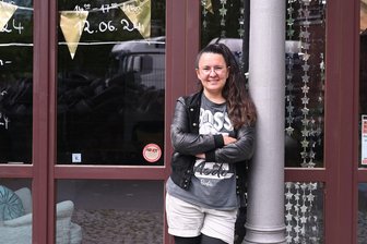 Machen statt meckern - so lebt der Kulturhauptstadtgedanke, heute: Architektin Josephine Rennwanz im Reitstall - Architektin Josephine Rennwanz vorm "Alten Reitstall" im vogtländischen Reichenbach.