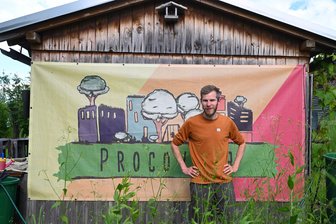 Machen statt meckern - so lebt der Kulturhauptstadtgedanke, heute: Maximilian Teumer und "Procovita" im Gemeinschaftsgarten - Nicht nur gärtnern: Maximilian Teumer von "Procovita" im Gemeinschaftsgarten in Raschau.