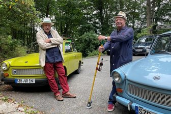 Macher der Sommerfilmtage in Schwarzenberg zieht unterkühlte Bilanz - Sogar Trabis mit original Dachgepäckträgern von einst hatten sie aufgefahren: Filmemacher Udo Neubert und Kabarettist Ede Sachsenmeyer vorm Naturtheater Schwarzenberg.