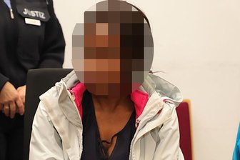 Macheten-Mord: Ex-Liebespaar muss lange ins Gefängnis - Susan A. wird vorgeworfen, gemeinschaftlich ihren 56 Jahre alten Ehemann getötet zu haben.