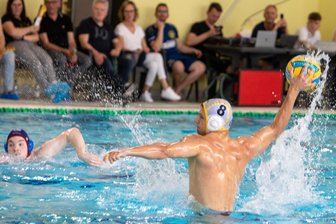 Macht der SVV Plauen den Deckel drauf? - Lasse Iffland nimmt Maß. Er und seine Mitspieler hoffen auch auf einen freien Sonntag.