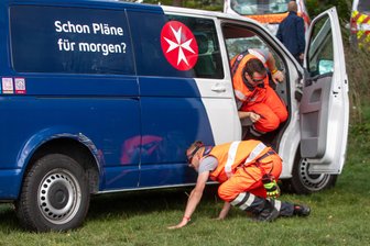 „Macht euch klein und hässlich“: Wie die Bundeswehr ehrenamtliche Retter auf Krieg und Terror vorbereitet - Schon Pläne für morgen? Lebend rauskommen: „Anders als im Actionfilm, schützt eine Autotür nicht vor ballistischem Beschuss“, sagt ein Ausbilder den Johannitern während des Workshops an der Pirk.