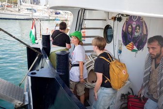 Macht Europa ausreichend Druck gegen Israels Gaza-Krieg? - Ein Schiff mit Freiwilligen um die schwedische Klimaaktivistin Greta Thunberg (mit grüner Kappe) sticht in Barcelona mit Hilfsgütern für Palästinenser im Gazastreifen in See.