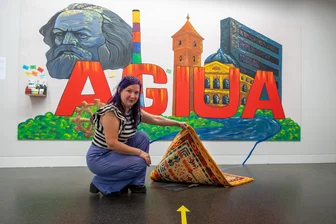 Macht im Museum, was ihr wollt: Wieso die neue Ausstellung im Chemnitzer Gunzenhauser wild ist - Die Chemnitzerin Maria Kramer beteiligt sich in der neuen Ausstellung gleich mehrfach, unter anderem mit dem Verein „Agiua“. Am Wandbild geht es um Lieblingsorte, unter dem Teppich um politische Fakten.
