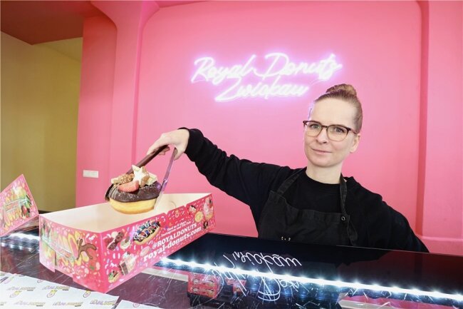 Macht "Royal Donuts"-Filiale in der Zwickauer Innenstadt dicht? - Inhaberin Nicole Lehmann steht selbst hinter der Ladentheke - allerdings nur noch bis Ende des Monats.