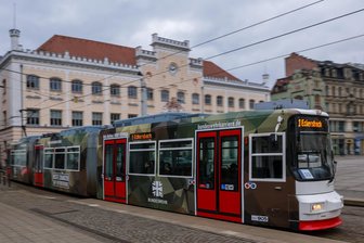 Macht sich der Landkreis Zwickau kriegstüchtig? BSW fordert Aufklärung von Landrat und Oberbürgermeistern - Werbung der Bundeswehr an einer Zwickauer Straßenbahn. Vertreter der Truppe sprechen aktuell mit sächsischen Kommunen über einen geheimen Operationsplan.