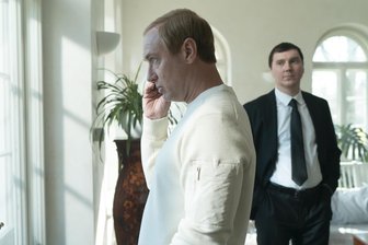Macht, Zeitreise, Liebe: „Der Magier im Kreml“, „Arco“ und „The History of Sound“ im Kino - Szene aus dem Film „Der Magier im Kreml“ mit Jude Law als russischer Präsident Wladimir Putin. Regisseur Olivier Assayas erzählt in „Der Magier im Kreml“ in einem rasanten filmischen Ritt den Aufstieg Putins durch die Augen eines nur halbwegs fiktiven Beraters.
