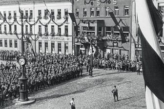 Machtdemonstration auf dem Markt - Aufmarsch der Nationalsozialisten auf dem Reichenbacher Markt 1933. Die Aufnahme bewahrt das Neuberin-Museum auf.