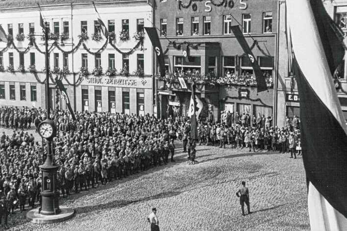 Machtdemonstration auf dem Markt - Aufmarsch der Nationalsozialisten auf dem Reichenbacher Markt 1933. Die Aufnahme bewahrt das Neuberin-Museum auf. 