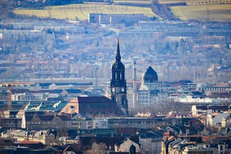 Machtkampf in der Landeskirche: Müssen kritische Mitarbeiter mit Nachteilen rechnen? - In der Dreikönigskirche in Dresden tagt für gewöhnlich die Synode, also das Parlament der Evangelisch-Lutherischen Landeskirche Sachsens. Nun hängt dort der Haussagen schief.